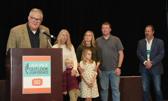 Bryce Lundburg（讲者）与他的家人们一起上台，接受2023年稻米可持续奖。